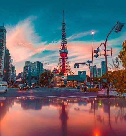 JPTYO Tokyo architectural photo of tower between buildings Jezael melgoza.jpg