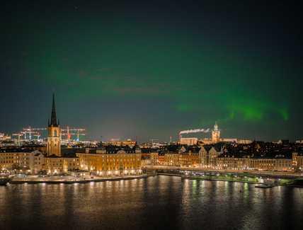 SESTO Stockholm aurora sky phenomenon in cityscale near ocean Micael Widell.jpg